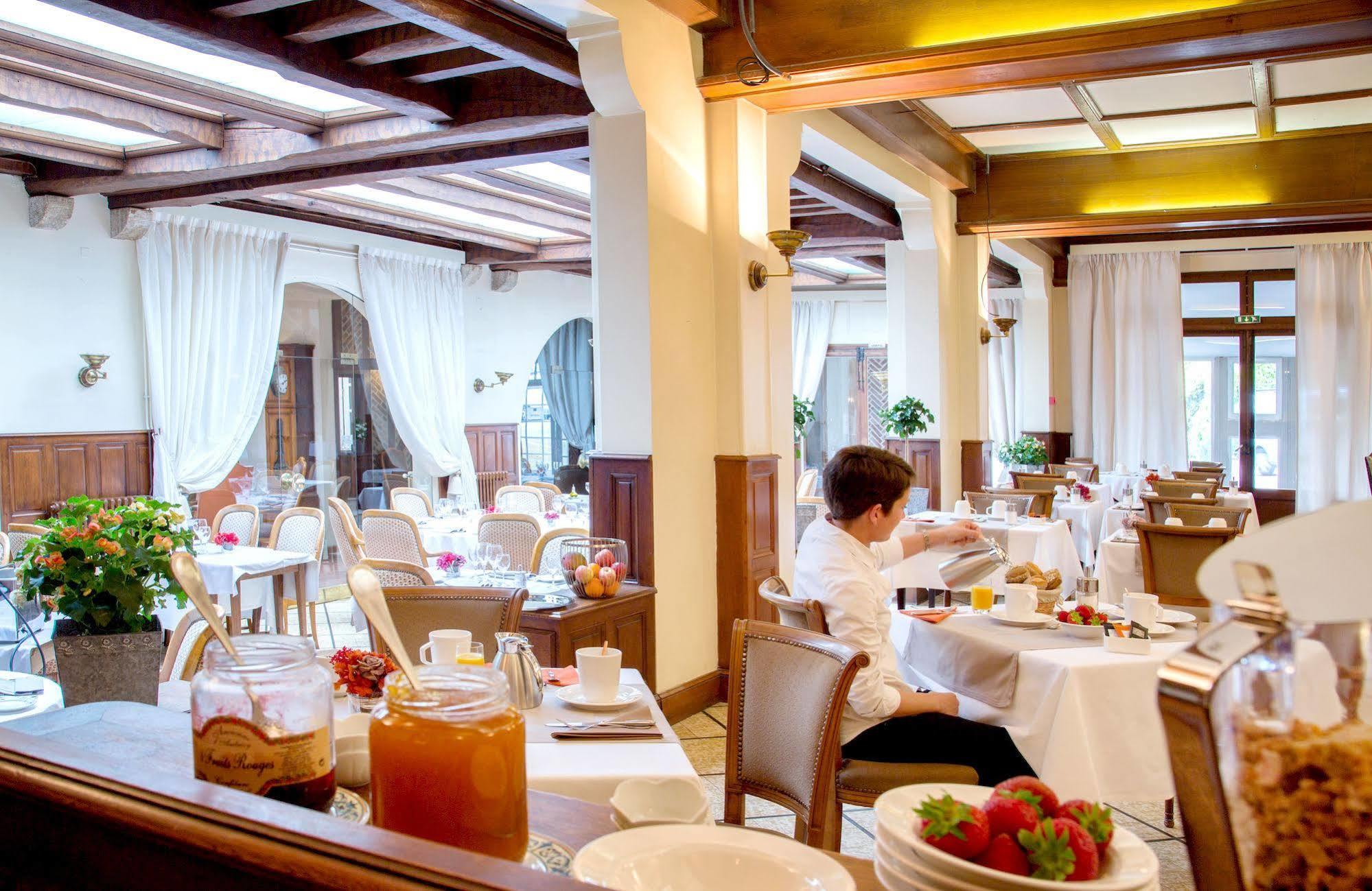 Relais Des Trois Chateaux Hotel-Restaurant - Teritoria Кур-Шеверни Екстериор снимка
